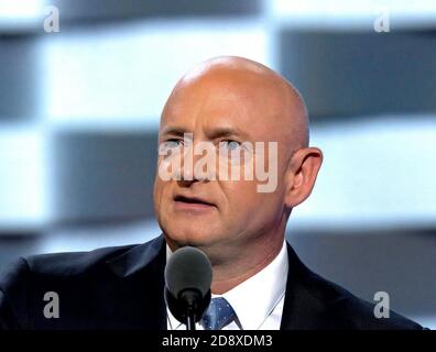 Filadelfia, Pennsylvania, USA 27 luglio 2016l'astronauta della NASA Mark Kelly affronta la terza sessione serale della Convenzione Nazionale Democratica al Wells Fargo Center Credit: Mark Reinstein/MediaPunch Foto Stock