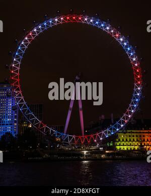 Londra, Regno Unito. 02 novembre 2020. Il London Eye si vede illuminato di rosso, bianco e blu per celebrare il Pride of Britain Awards 2020. Credit: SOPA Images Limited/Alamy Live News Foto Stock