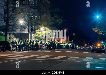 Washington, DC, USA, 30 ottobre 2020. Nella foto: Poliziotti di biciclette della Metropolitan Police (MPD) hanno superato di gran lunga i dimostranti durante una demonstratio pacifica Foto Stock