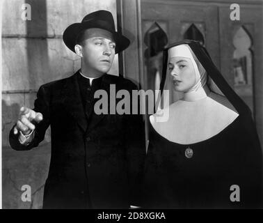 1945 : INGRID BERGMAN ( 1915 - 1982 ) con BING CROSBY ( 1904 - 1977 ) in ' le campane di Santa Maria ' ( le campane di Santa Maria ) Di Leo Mc Carey - FILM - CINEMA - profilo - DIVA - suora - nun - prete - sacerdote - religioso - prete - cappello - cappello - cappello ---- Archivio GBB Foto Stock