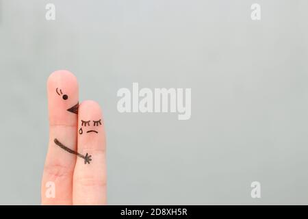 L'arte delle dita delle persone. Il bambino grida, la madre lo rassicura. Foto Stock