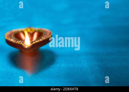 Lampade colorate di argilla diya illuminate durante la celebrazione di diwali, fuoco selettivo Foto Stock