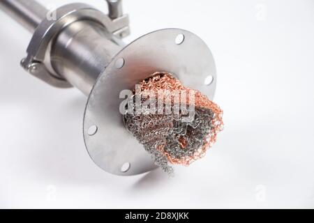 Immagine isolata del filtro a griglia laminato in metallo nel tubo di ferro Foto Stock