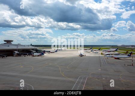 2 luglio 2019 Mosca, Russia. Aeroplani all'aeroporto di Vnukovo in tempo soleggiato Foto Stock