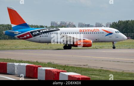 2 Luglio 2019, Mosca, Russia. Aereo Sukhoi Superjet 100 Azimut Airlines all'aeroporto di Vnukovo a Mosca. Foto Stock