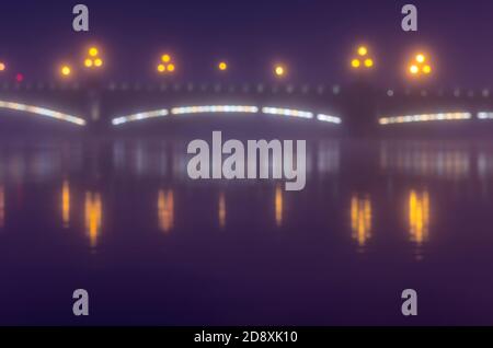 Ponte notturno FogTrinity con luci incandescenti che creano una bella bokeh (San Pietroburgo, Russia) Foto Stock