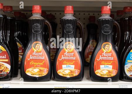 Le bottiglie di sciroppo di Aunt Jemima sul ripiano del negozio di alimentari Foto Stock