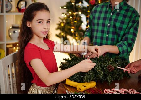 Fare la corona di Natale Foto Stock
