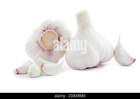 Aglio fresco isolato su sfondo bianco. Aglio crudo con i segmenti in primo piano Foto Stock