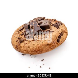 Biscotti al cioccolato al burro isolati su sfondo bianco. Biscotti pezzi con briciole. Foto Stock