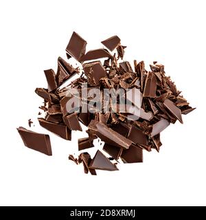 Pezzi di cioccolato scuro isolati su sfondo bianco. Pezzi di cioccolato, trucioli e briciole di cacao Vista dall'alto. Foto Stock