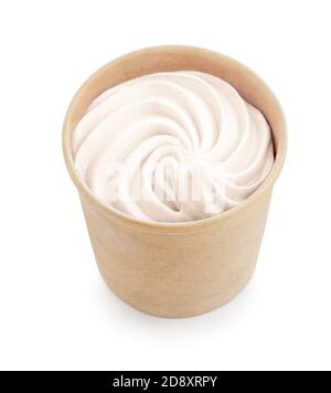 Gelato alla vaniglia isolato su sfondo bianco, vista dall'alto. Gelato allo yogurt in tazza di carta da vicino Foto Stock