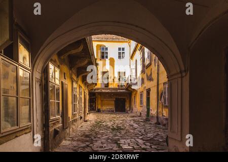 Cortile del vecchio edificio storico a Sopron, Ungheria Foto Stock