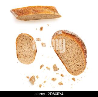 Fette di pane e briciole isolate su sfondo bianco. Pane visto dall'alto. Disposizione piatta. Panificio Foto Stock