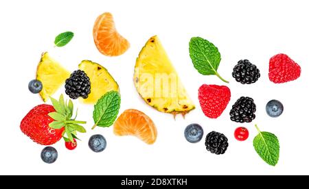 Bacche fresche isolate su sfondo bianco, vista dall'alto. Fragola, lampone, mirtillo e foglia di menta, piatto Foto Stock