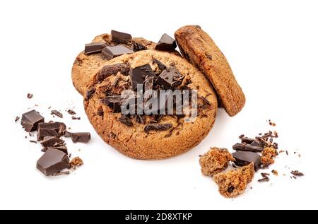 Biscotti spezzati con scaglie di cioccolato isolati su sfondo bianco. Biscotti pezzi con briciole. Foto Stock