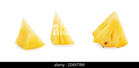 Ananas fresco affettato isolato su sfondo bianco. Pezzi di ananas primo piano. Raccolta Foto Stock