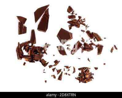 Caduta pezzi di cioccolato e trucioli isolati su sfondo bianco Foto Stock