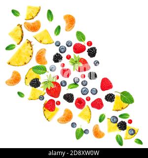 Summer Pattern con fette di ananas isolate. Frutta esotica pezzi di ananas con foglie di menta verde su sfondo bianco. Disposizione piatta. Foto Stock