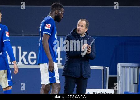 Salif SANE (a sinistra, GE) riceve istruzioni, istruzioni, calcio 1 ° Bundesliga, 6 ° giorno, FC Schalke 04 (GE) - VfB Stuttgart (S) 1: 1, il 30 ottobre 2020 da Manuel BAUM (allenatore, GE) a Gelsenkirchen/Germania. Le normative DFL vietano qualsiasi utilizzo di fotografie come sequenze di immagini e/o quasi-video solo per uso editoriale Notizie nazionali e internazionali - Agenzie SU ¬ | utilizzo in tutto il mondo Foto Stock