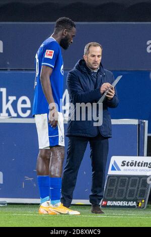 Salif SANE (a sinistra, GE) riceve istruzioni, istruzioni, calcio 1 ° Bundesliga, 6 ° giorno, FC Schalke 04 (GE) - VfB Stuttgart (S) 1: 1, il 30 ottobre 2020 da Manuel BAUM (allenatore, GE) a Gelsenkirchen/Germania. Le normative DFL vietano qualsiasi utilizzo di fotografie come sequenze di immagini e/o quasi-video solo per uso editoriale Notizie nazionali e internazionali - Agenzie SU ¬ | utilizzo in tutto il mondo Foto Stock