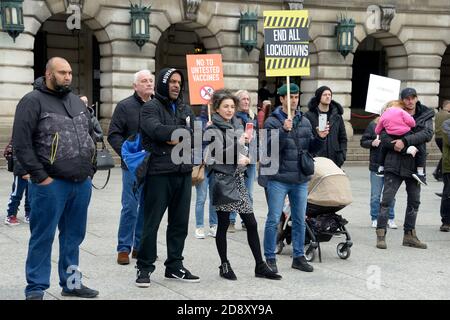 La gente alla riunione di teoria di cospirazione con i cartelli Foto Stock