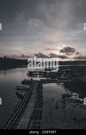 Il lago al mattino nebbia a Sangkhla Buri, Thailandia Foto Stock