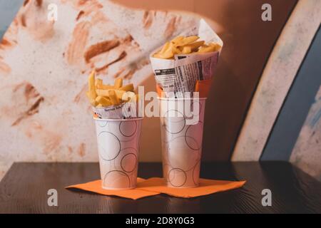 Confezione doppia di patatine fritte fresche, patatine fritte fatte in casa. Tipico cibo fritto olandese. Foto Stock