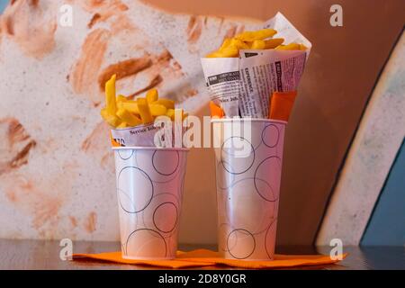 Confezione doppia di patatine fritte fresche, patatine fritte fatte in casa. Tipico cibo fritto olandese. Foto Stock