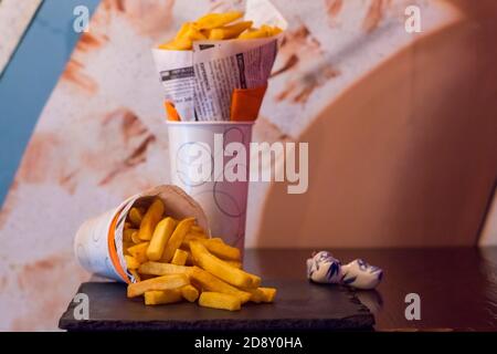 Confezione doppia di patatine fritte fresche, patatine fritte fatte in casa. Tipico cibo fritto olandese. Foto Stock