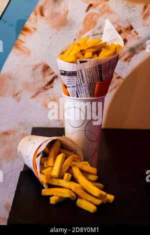 Confezione doppia di patatine fritte fresche, patatine fritte fatte in casa. Tipico cibo fritto olandese. Foto Stock