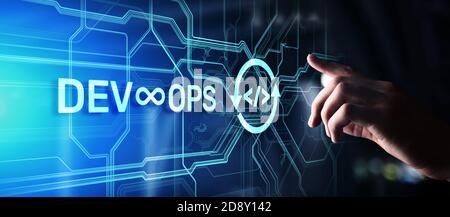 Sviluppo Agile e concetto di ottimizzazione DevOps su schermo virtuale Foto Stock