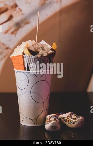 Cipolle e Ketchup sulle patatine fresche francesi, patatine fritte fatte in casa con cipolle croccanti e salsa di pomodoro. Foto Stock