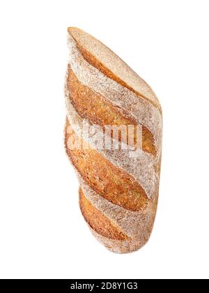 Pane appena sfornato isolato su sfondo bianco. Briciole e fette di pane da vicino. Vista dall'alto Foto Stock