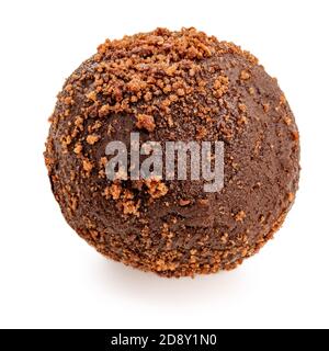 Caramelle al tartufo di cioccolato ricoperte di cacao isolato su sfondo bianco, macro Foto Stock