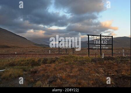 Il cartello della cima a Corrour, la stazione ferroviaria più alta della Gran Bretagna, su Rannoch Moor, West Highland Railway, Scozia Foto Stock