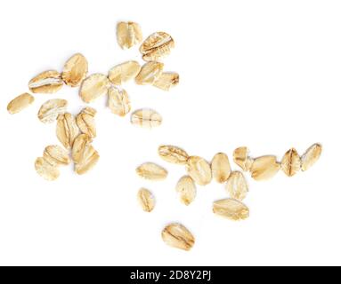 Fiocchi OAT isolati su sfondo bianco. Caduta di avena macro. Vista dall'alto della farinata d'avena Foto Stock