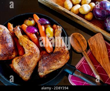 pasto cucinato in casa con pollo arrosto e verdure in un panoramica dall'alto Foto Stock