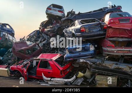 RADOUS, REPUBBLICA CECA - 15 SETTEMBRE 2019. Molte auto distrutte in discarica. Foto Stock