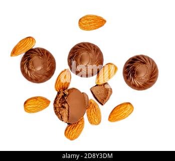 Caramelle al cioccolato con mandorle isolate su sfondo bianco. Vista dall'alto. Food Creativa layout Foto Stock