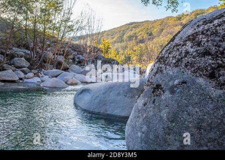 Riverside of Los Pilones Gorge at Natural Reserve Garganta de los Infiernos. Luogo eccezionale per godersi la natura in Estremadura, Spagna Foto Stock