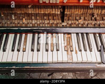 La tastiera di un vecchio pianoforte rotto e smontato. Foto con filtro Foto Stock