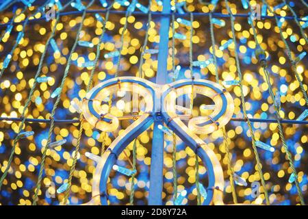 Recinzione di metallo in luci di Natale ghirlande om festa di Capodanno Foto Stock