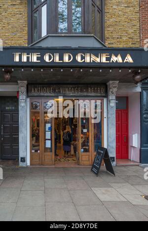 Il negozio di antiquariato Old Cinema, Chiswick High Road, Londra, Inghilterra, Regno Unito Foto Stock