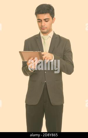 Bel giovane imprenditore persiano con tavoletta digitale Foto Stock