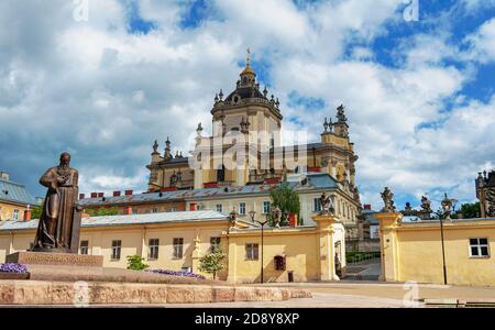 Cattedrale di San Giorgio a Lviv (Lvov). Andrew Sheptytsky monumento vicino a st. George chiesa in Lvov Ucraina Foto Stock