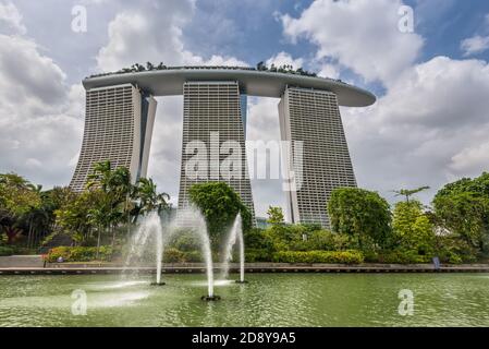 Singapore - 4 dicembre 2019: Vista della fontana sul Lago Dragonfly dei Giardini alla Baia con l'hotel Marina Bay Sands sullo sfondo i Foto Stock