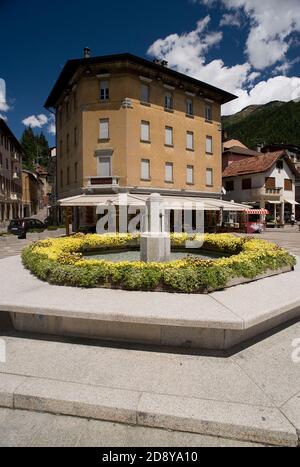 Ponte di legno (Bs), la piazza del 28 settembre, centro della città Foto Stock