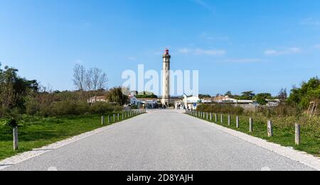 Le Gillieux, P-C / Francia - 16 ottobre 2020: Vista del faro di Les Baleines sulla costa occidentale della Francia Foto Stock