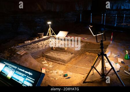 Santillana del Mar, Cantabria / Spagna - 29 ottobre 2020: Mostra nel museo alle Grotte di Altamira Foto Stock